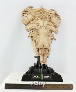 Alien Skeleton Skull Bust and Stand Unpainted Unassembled Hobby Resin Model KIt