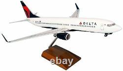 Daron Skymarks Supremes Model Airplane Delta 737-800 1/100 Scale with Wood Stand