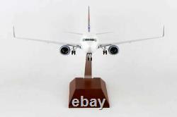 Daron Skymarks Supremes Model Airplane Delta 737-800 1/100 Scale with Wood Stand
