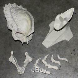 Predator Skeleton Skull and Stand Unpainted Unassembled Hobby Resin Model KIt