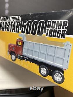 Vintage AMT ERTL International Paystar 5000 Dump Truck 1/25 Model Kit 31007 NEW
